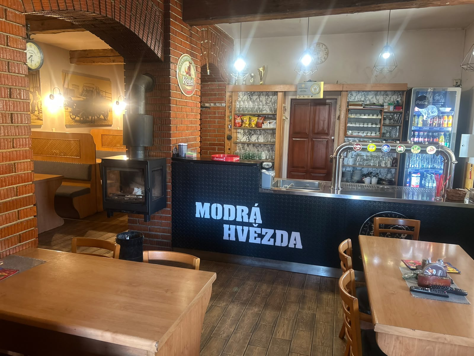 Interiér – bar a krbové posezení v Modré Hvězdě